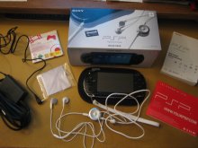 Die Sony PSP mit einem Gro&szlig;teil des beigef&uuml;gten Zubeh&ouml;rs vom Value Pack